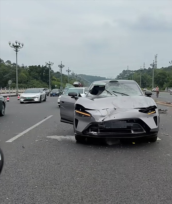 开云(中国)KAIYUN·官方网站副驾驶一侧的挡风玻璃还出现了一个大洞-开云(中国)Kaiyun·官